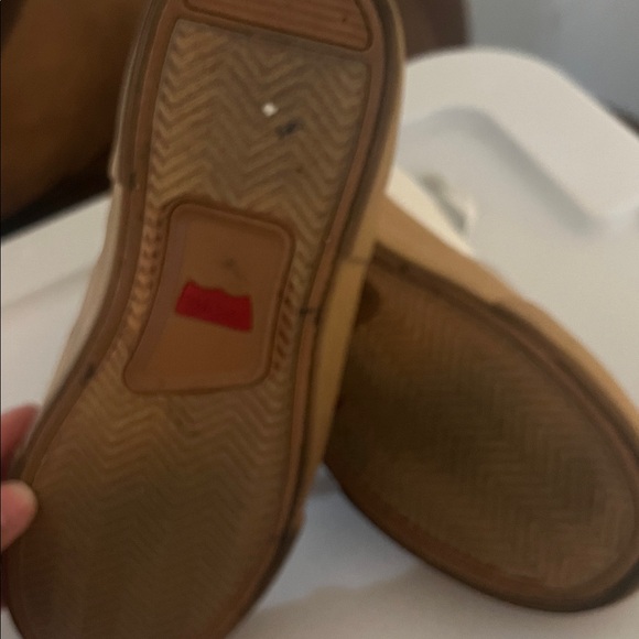 🌴Women’s Levi’s Shoes - Picture 3 of 4